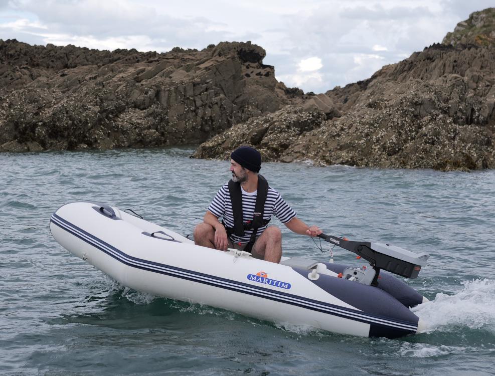 Torqeedo Travel L und Travel Batterie (Essential Package) an Schlauchboot